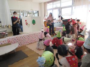 ペープサートを見ています。