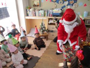 プサンタさんからレゼントをもらっています