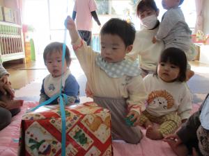 プレゼントを開けています