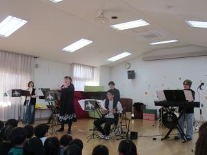 演奏しています