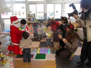 サンタさんに抱っこしてもらっています。