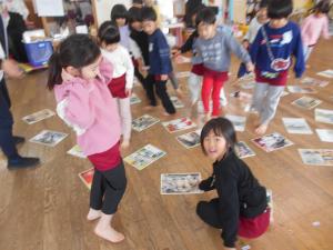 5歳児カルタを楽しんでいます