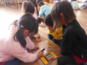 5歳児新しいグループの名前を決めています