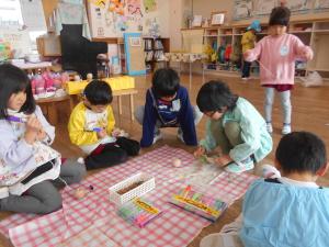 けん玉に色を塗っています