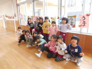 5歳児みんなで馬のポーズで写真を撮りました