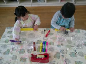 凧をつくっています