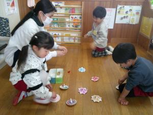 こまを回しています