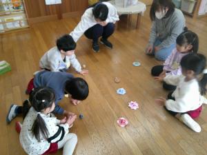みんなでこまを一緒に回しています