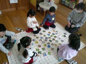 かるた遊びをしています