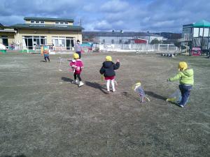 園庭で凧あげをしています