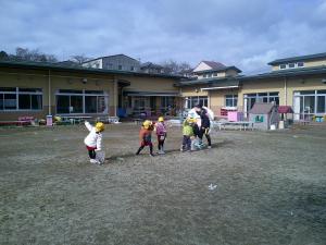 3歳児が凧あげしています