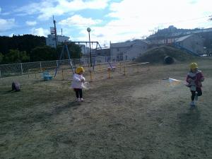 凧あげをしている3歳児