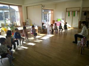 4歳児が冬休みの話を聞いています