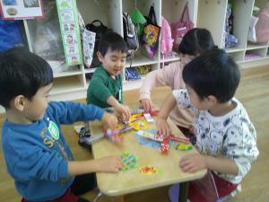 4歳児が手回しこまで遊んでいます