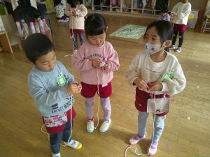 4歳児がこまを回そうとしています