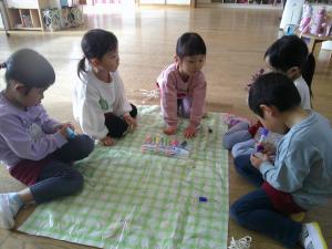 こまに色を塗っています