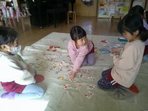 かるたをしています