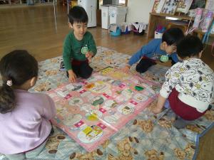 すごろくをしています