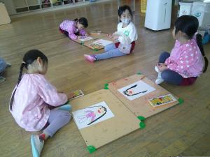 グループ表をつくるのに自分の顔を選んでいます