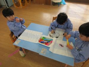 ビニール袋に絵を描いています。