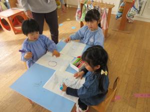 ビニール袋に好きな絵を描いています。