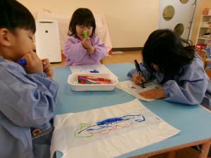 ビニール袋に好きな絵を描いています。