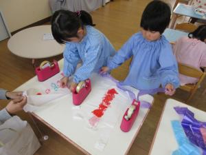 セロハンテープでスズランテープを貼り付けています。