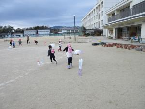 もも組　凧揚げをしています。