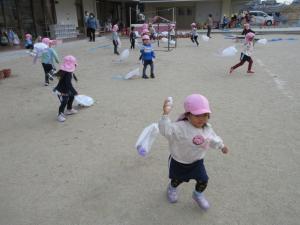 凧揚げで風を切って走っています。