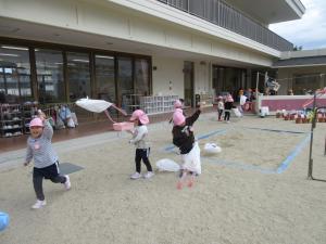 もも組　凧揚げをしています