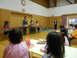 お花の先生の話を聞いています