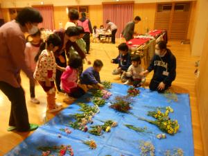 お花の先生と一緒に生ける花を選んでいます