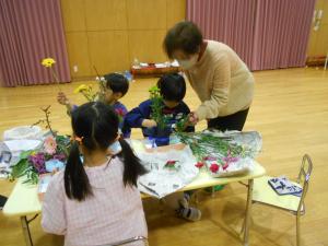お花の先生とお花を切っています