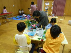 お花の先生と一緒に話をしながら取り組んでいます