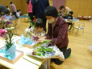 先生とじっくりと生け花に取り組んでいます