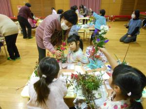 きれいな色の花をいけています
