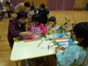 先生と一緒に生け花を楽しんでいます