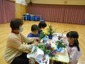 家から持ってきた花をどういけようか考えています