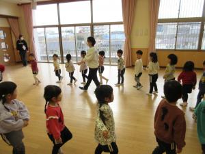 先生と一緒に歩いています