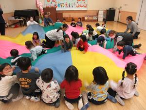 みかんぐみがハイハイをしています