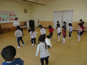 最初のストレッチをしています