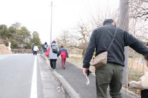 歩く親子の様子