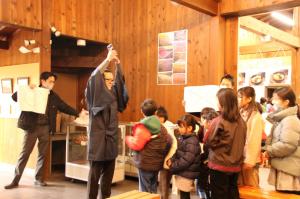 子どもに説明する中谷氏