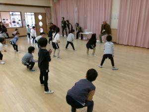 腰を下ろして準備運動！