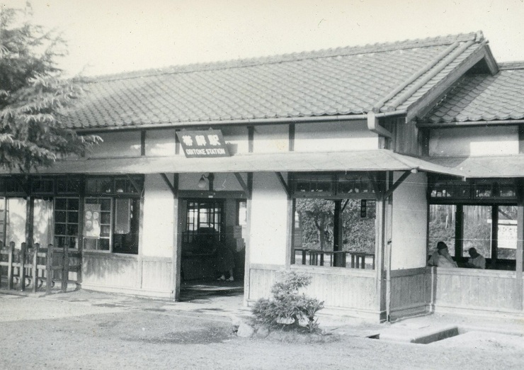 昭和34年の帯解駅舎（写真提供　廣瀬正彦氏）兼復原イメージ写真
