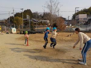 大縄跳びをしている子ども達