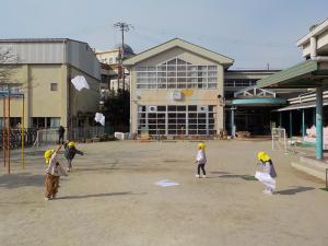 たこあげをする3歳児