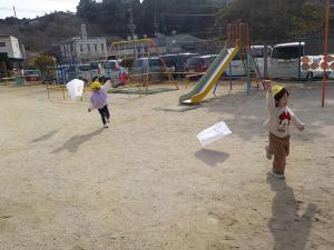 たこあげをする女の子