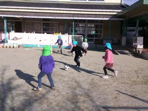 サッカーをしている子ども達