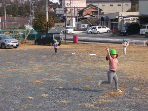たこあげを楽しんでいる子ども達